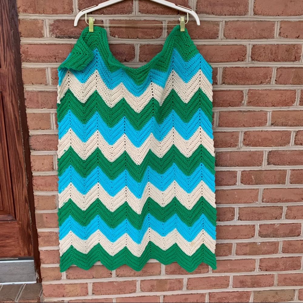 Crib blanket crocheted chevron pattern, great for baby or pet bed
31” x 38”